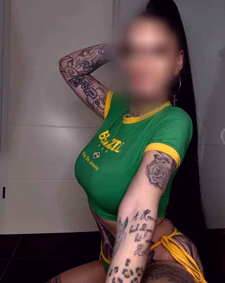 Mia, 34
